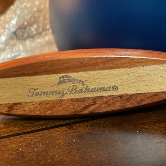 New Tommy Bahama Wooden Can Opener & Stemless Wine Glass Gift Set - Picture 4 of 4